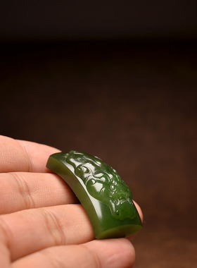 新疆和田碧玉籽料菠菜绿兽面手牌