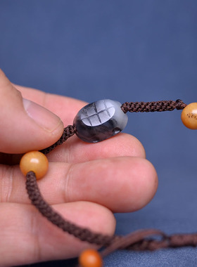 和田玉红皮黄沁圆珠青花籽料手牌