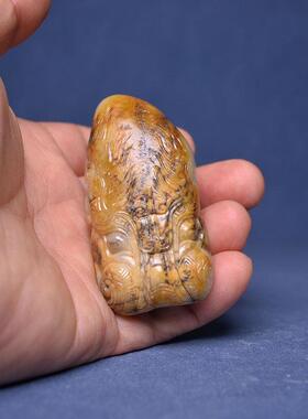 100克黑皮白玉独籽料仿古龙把件