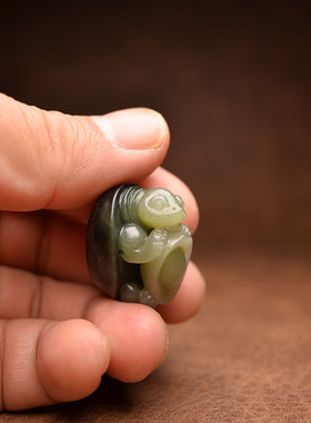 翠青独籽料寿龟金钱龟手把件挂坠