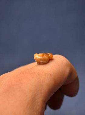 黑皮黄沁独籽三足金蟾戒面手机挂