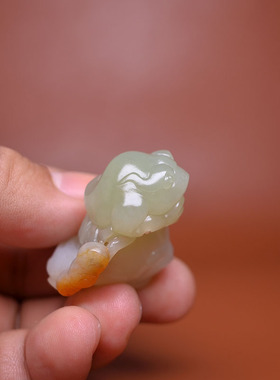 30克红皮翠青白玉籽料金蟾手把件