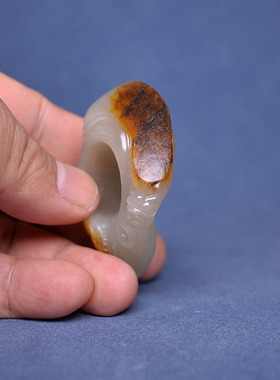 天地皮黑皮白玉独籽料龙扳指把件