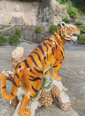 陶瓷老虎松果摆件家居威风玄关