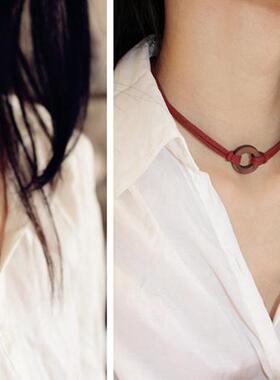 【特】国潮新中式暗酒红色天然木片圆环磨砂皮绳颈链女锁骨项链短