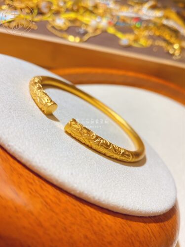 999足金传承古法錾刻金蜚英滕茂黄金实心纯金女款开口手镯 - 图0