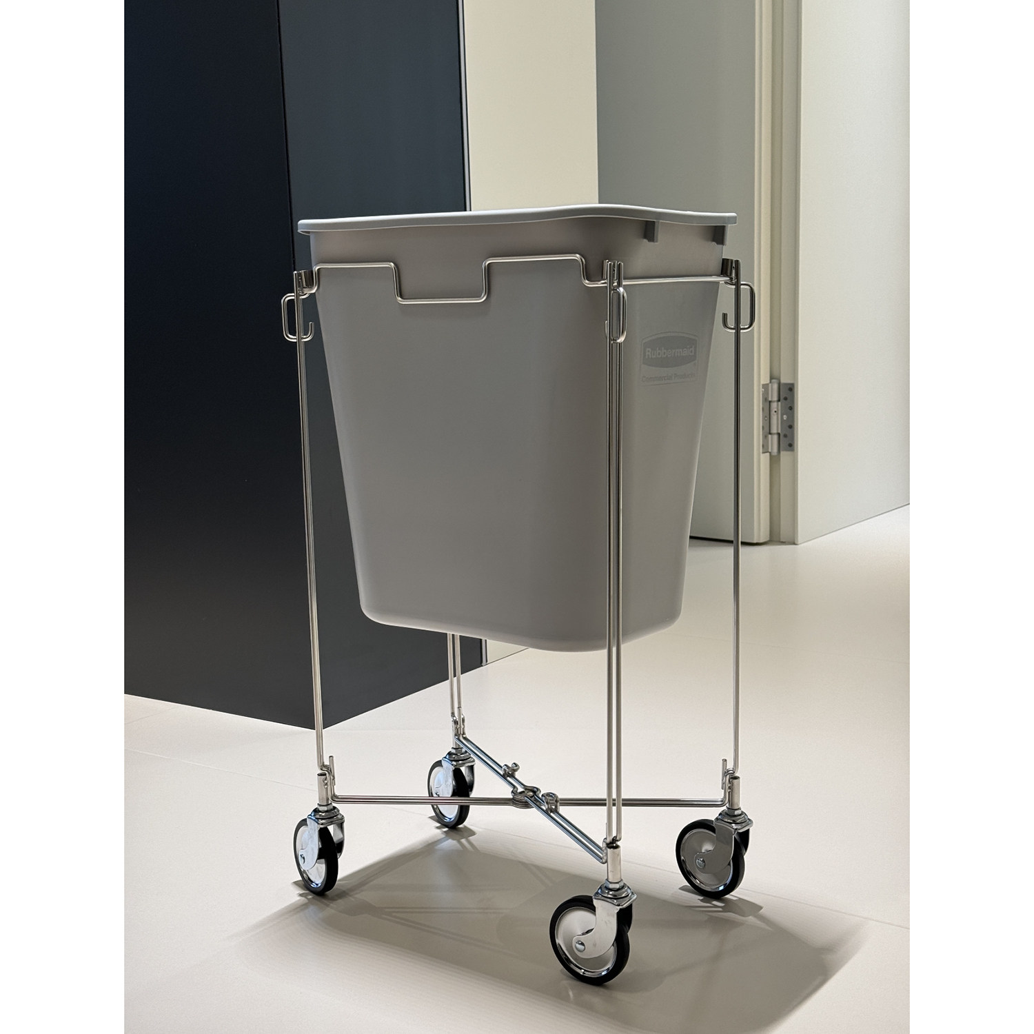 Rubbermaid trash can 26.6L Rubbermaid 26L