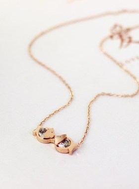 镶钻亲嘴鱼钛钢镀18k玫瑰金项链