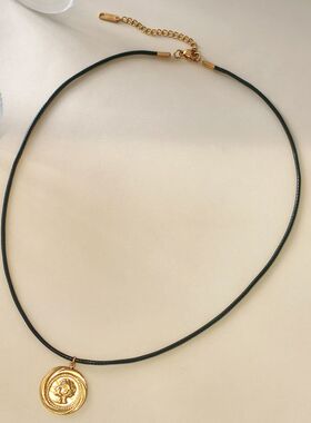 复古时尚钛钢圆形金币吊坠项链女黑色皮绳锁骨链