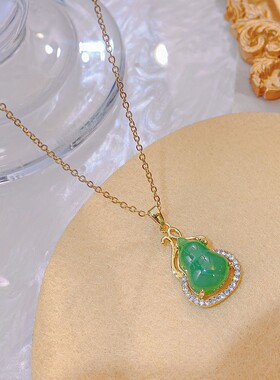 2025新款时尚简约绿色小葫芦吊坠钛钢项链锁骨链配饰短款吊坠项链