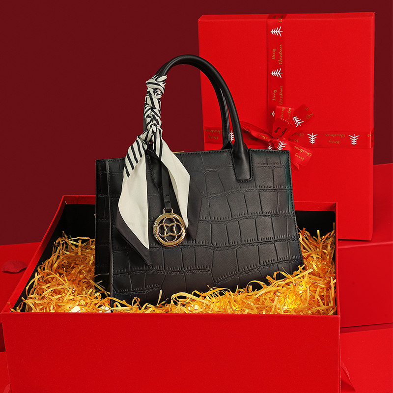 稻草人女今年流行简约通勤感斜挎包 稻草人箱包女士包袋