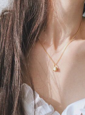 链潮金色女小众小锁吊坠2025新款