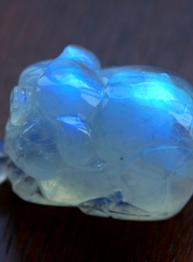 ◆富贵猪◆形体肥硕的彩虹月光石吉祥猪