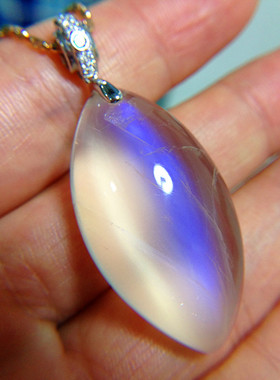 ◆玉颜映冰蝉◆收藏级——硕大玻璃体蓝月光石素面大坠（79克拉）