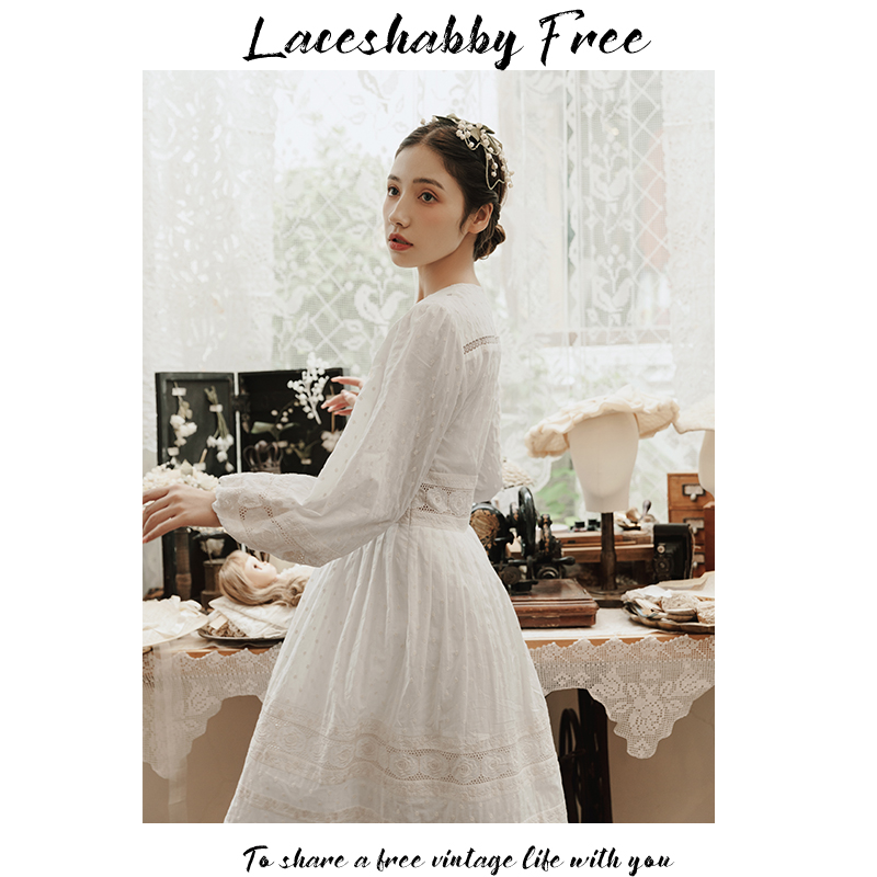 LACESHABBY新款轻奢法式复古V领收腰绣花蕾丝乳白色连衣裙子夏季-图1