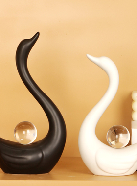 北欧轻奢情侣天鹅陶瓷摆件