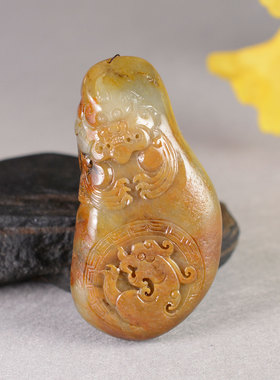 亏啦新疆和田玉籽料多色料雕工精湛皮色柔美肉质紧致方古龙把件SX