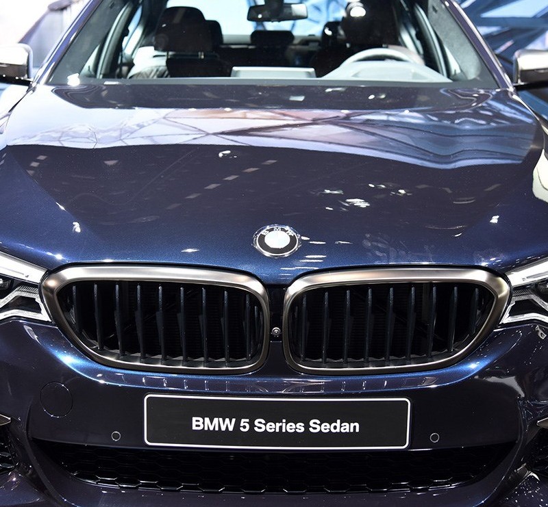 BMW宝马原厂 5系G30G38改M550i铈灰色套件中网獠牙后视镜壳尾标-图0