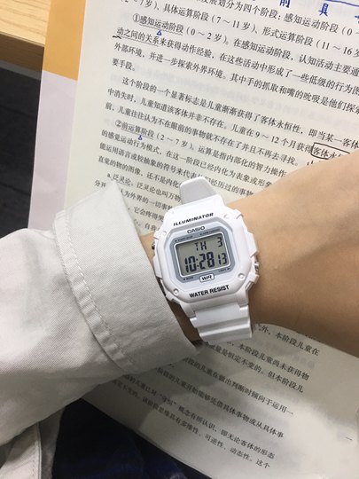 Casio Damenuhr quadratisch im Retro-Stil