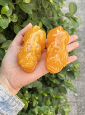 天然二代貔貅摆件男女士鸡油黄皮居家摆件二代琥珀蜜蜡招财手把件