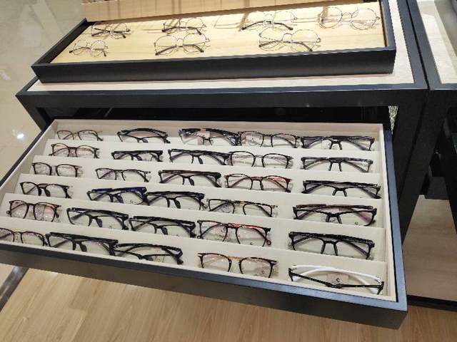 Customized sunglasses storage display tray
