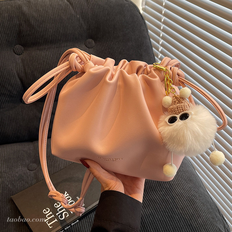 春季超火小众褶皱包包女式2026新款休闲百搭斜挎包流行爆款云朵包,淘宝优惠券,粉丝福利购,淘宝优惠卷