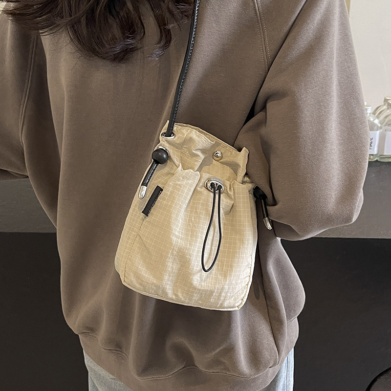 休闲超火尼龙布小包包女2025新款夏季百搭斜挎包单肩水桶包手机包,淘宝优惠券,粉丝福利购,淘宝优惠卷