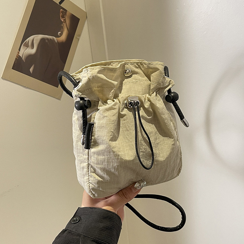 休闲超火尼龙布小包包女2025新款夏季百搭斜挎包单肩水桶包手机包,淘宝优惠券,粉丝福利购,淘宝优惠卷