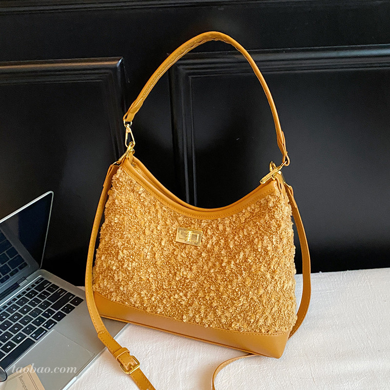 超火小众毛呢包包女2025秋冬季新款百搭斜挎包时尚通勤单肩腋下包,淘宝优惠券,粉丝福利购,淘宝优惠卷