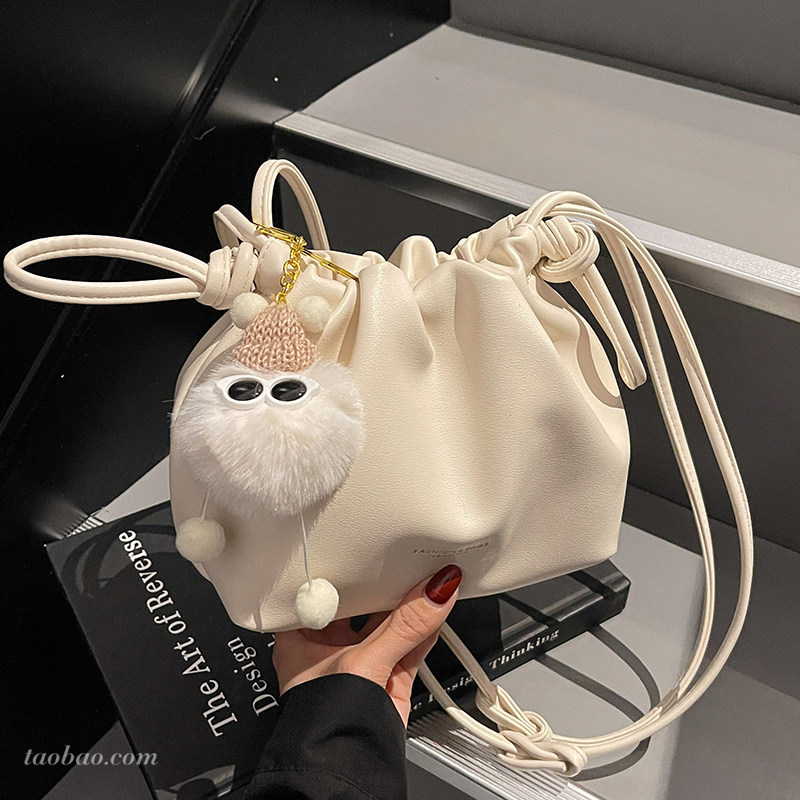 春季超火小众褶皱包包女式2026新款休闲百搭斜挎包流行爆款云朵包,淘宝优惠券,粉丝福利购,淘宝优惠卷