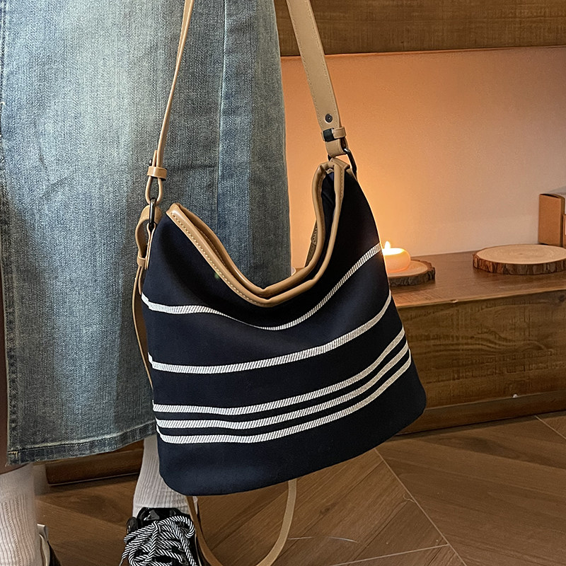 休闲超火秋冬小包包女2025新款轻便简约帆布斜挎包单肩托特水桶包,淘宝优惠券,粉丝福利购,淘宝优惠卷