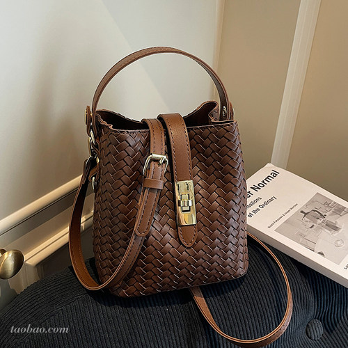 高级感复古小众编织纹包包2026新款百搭女式斜挎包时尚手提水桶包 - 图1