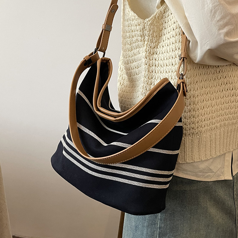 休闲超火秋冬小包包女2025新款轻便简约帆布斜挎包单肩托特水桶包,淘宝优惠券,粉丝福利购,淘宝优惠卷