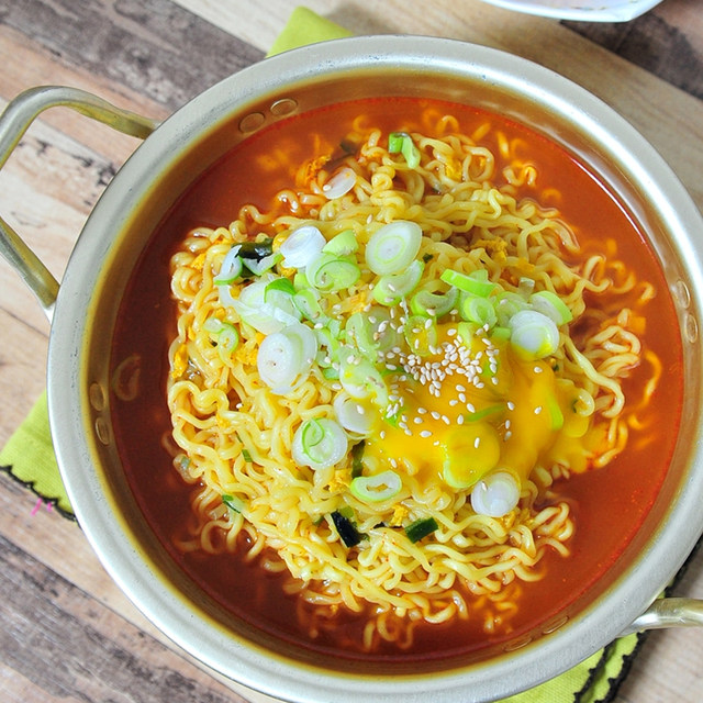 Korean imported roly-poly sesame egg ramen
