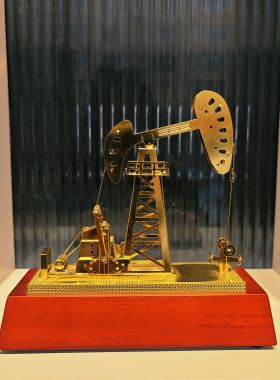 厂家直销大庆纪念品---- 锌合金抽油机模型