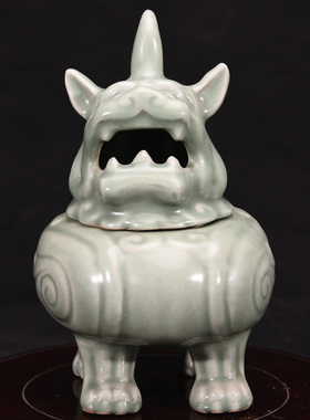 大宋龙泉窑粉青釉獬豸甪端狻猊神兽香炉花薰