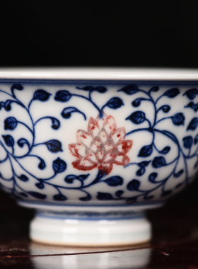明永乐青花釉里红缠枝莲纹文四房款压手杯