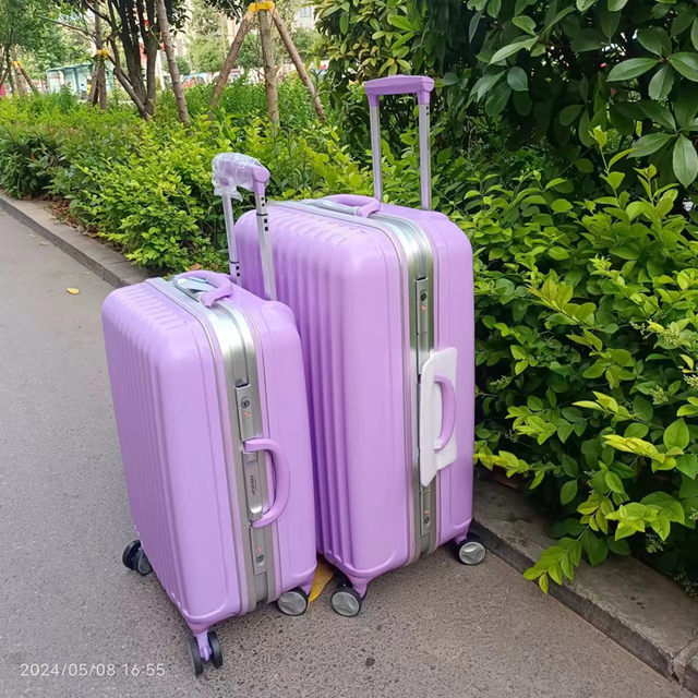 Is Rolls-Sweat a PC universal wheel trolley case?