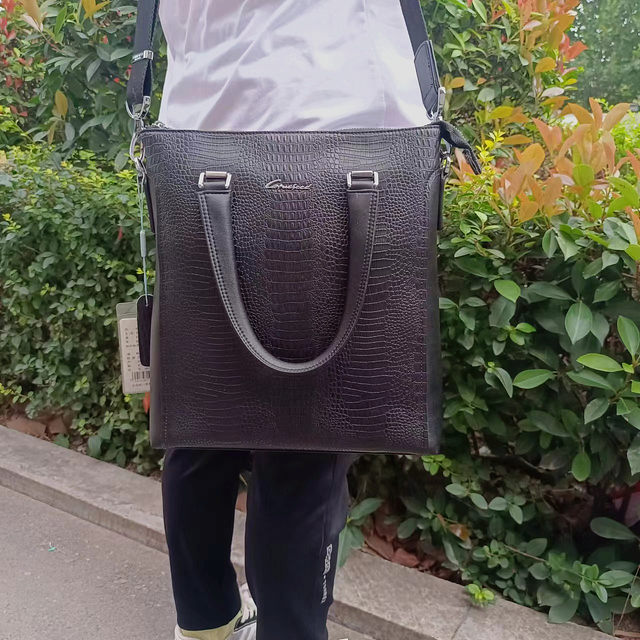 Rolls-Shuaite shoulder bag fabric is simple and versatile for business use