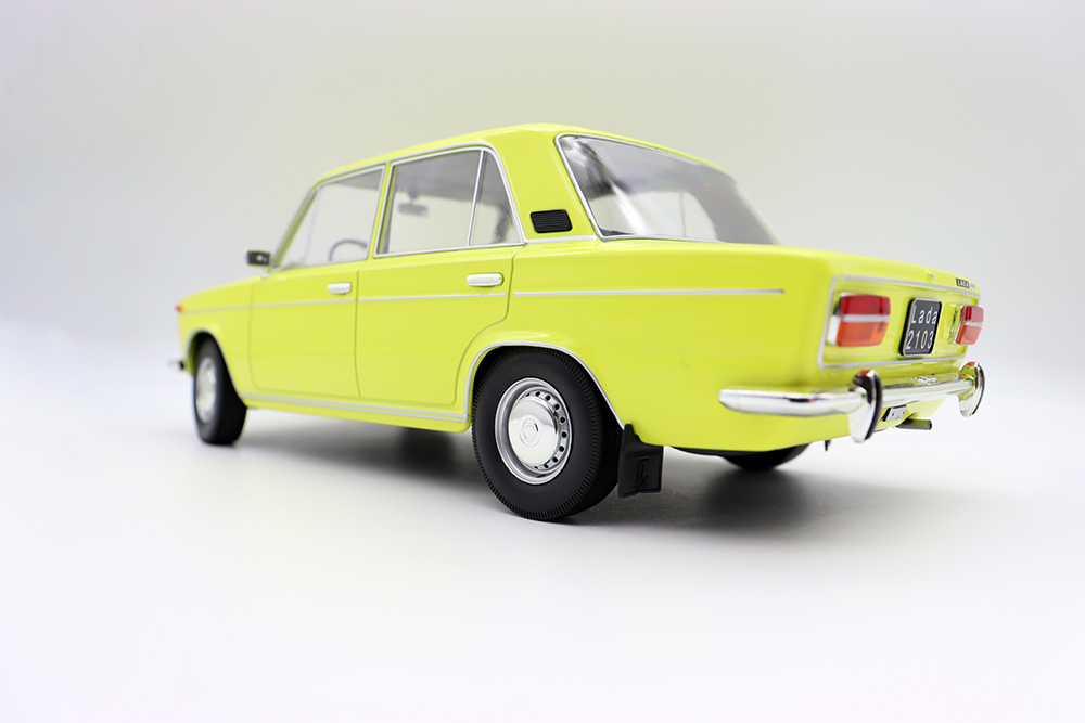 T9合金车1/18 LADA 2103 拉达1P500轿车汽车模型80年代经典摆件 - 图3