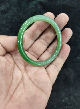 和田碧玉手镯冰底阳绿白加绿圆条手镯无裂质地细腻有微棉点53圈口