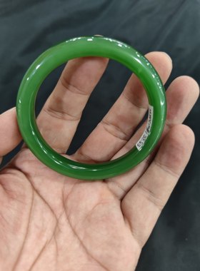 和田碧玉手镯老料辣绿中条手镯无裂质地细腻55圈口高档碧玉手镯