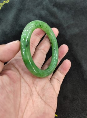 和田碧玉手镯冰底苹果绿猕猴桃圆条手镯无裂无纹质地细腻58.5圈口