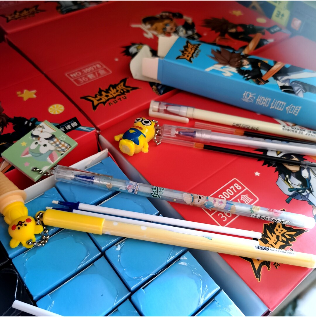 带潮玩动漫挂件 文具中性笔学生用笔盲盒R32,淘宝优惠券,粉丝福利购,淘宝优惠卷