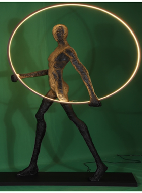 酒店前台大堂美陈软装饰品现代轻奢雕塑人形落地灯摆件美女抱球灯