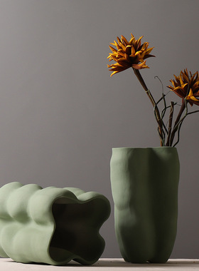 创意三足四足陶瓷花瓶北欧简约小众设计师软装搭配绿色装饰品摆件