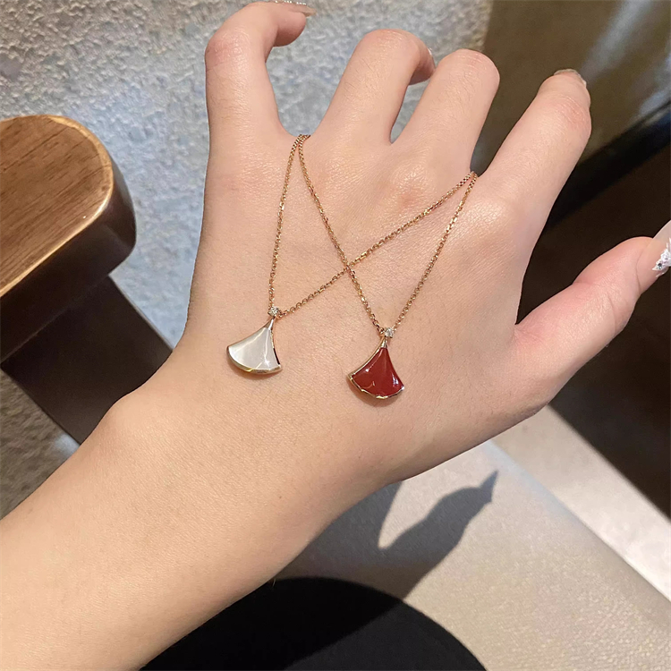 轻奢定制18k金小扇子项链女士扇形大裙子白贝母小裙子红玉髓吊坠 - 图2