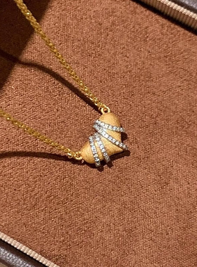 新款中古拉丝镶钻金色爱心吊坠项链女百搭微镶锆石锁骨链复古配饰