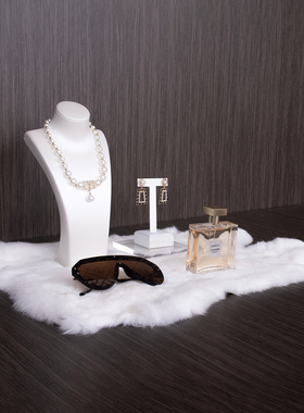 样板间衣帽间软装饰品小香风衣服女士衣柜卧室连衣裙项链摆件组合