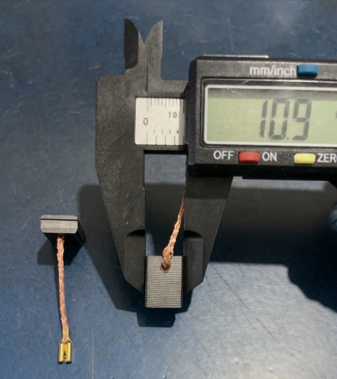 适用博世电动角磨机碳刷GWS800碳刷博士磨光机切割机电刷配件 - 图0